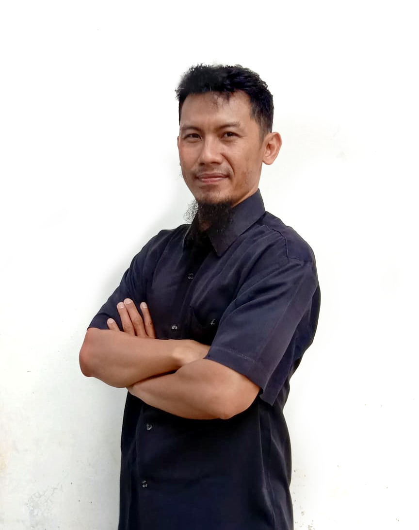 Irnovi smiling in a black shirt